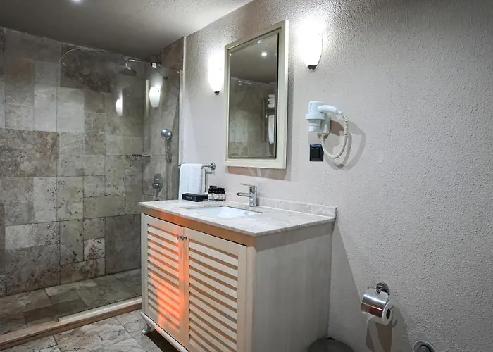 מלון Maja Luxury 4*